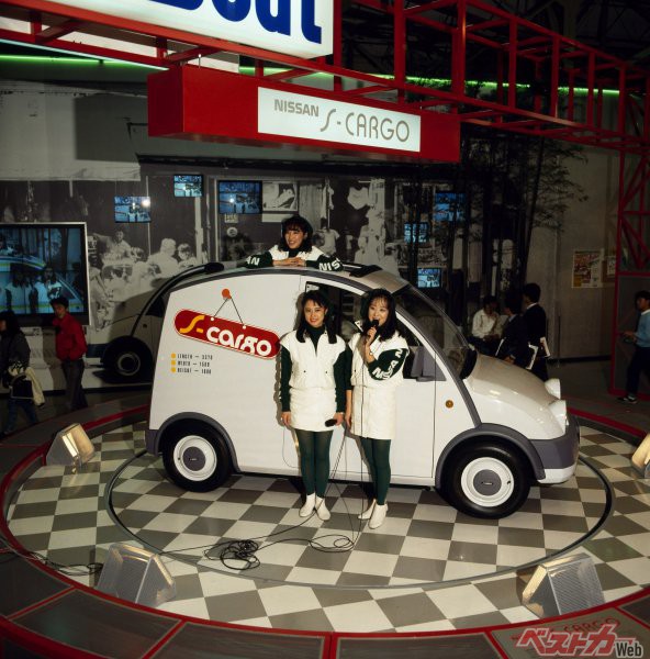 1987年の東京モーターショーで見せた外観のまま市販化。同時にリリースされたパオとともに話題を集めた