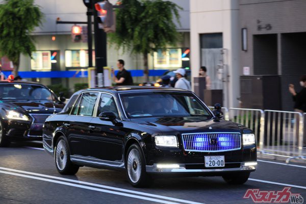 岸田総理の総理専用車。現行のセンチュリーを使用したが、グリル内に備わる識別用の青灯(点灯式)に加え、点滅式タイプが備わっていた