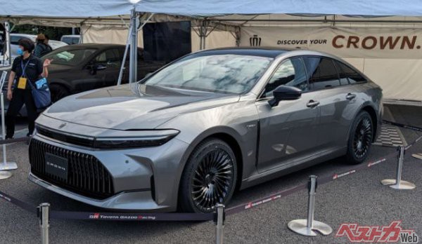富士スピードウェイで初披露された「新型クラウンセダン(最終プロト)」。この最終プロトが一般公開されるのは世界初とのこと。ドアの開閉も可能でした