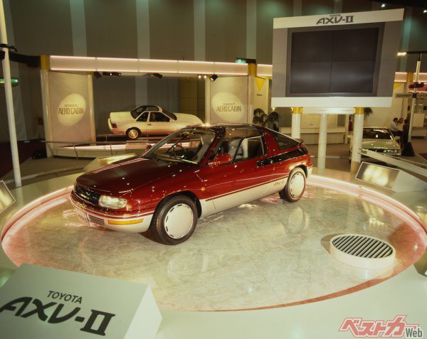 ベースになったのは1987年の東京モーターショーに出展されたAXV-II。1989年にはセラとして公開され、翌年正式発売となった