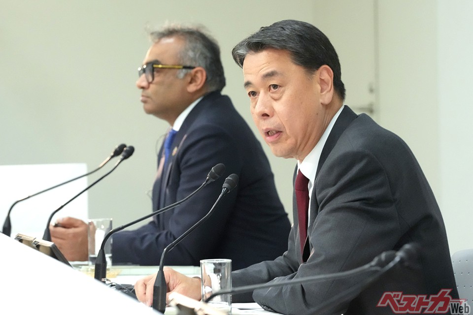 日産の2023年度営業利益見通しは5200億円と回復は急ピッチ。写真左のグプタCOOの退任が発表された