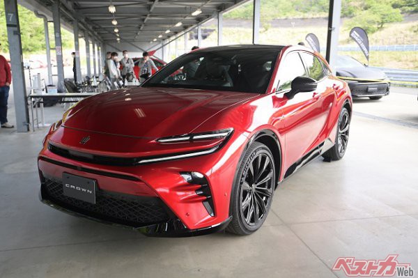 新型クラウンスポーツは、2023年秋に発売開始される。同モデルに搭載予定のPHEVモデルは同年冬頃を予定(全長4710mm×全幅1880mm×全高1560mm)