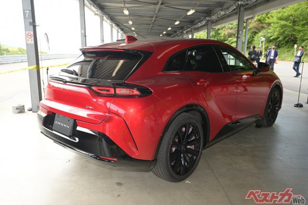 エクステリアデザインの最大の魅力は、テールランプを中心としたリアデザインだ。クラウンクロスオーバーより全幅40mmが広くし、重厚感のあるデザインとなっている