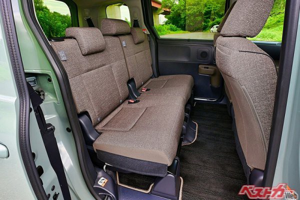 シエンタのスライドドア開口部と2列目シート。先代モデルより乗り降りのしやすさが向上した