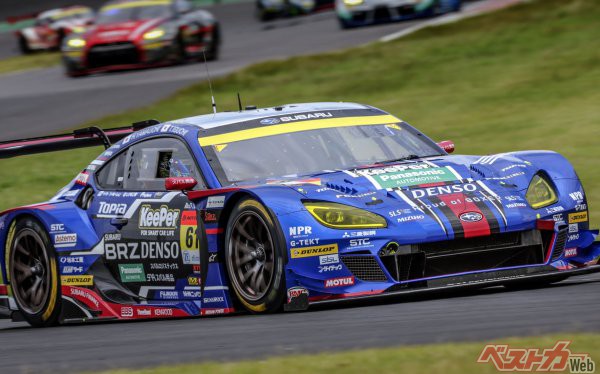 300クラス最多の13回目となるポールポジションを獲得した山内英輝選手のドライブする61号車