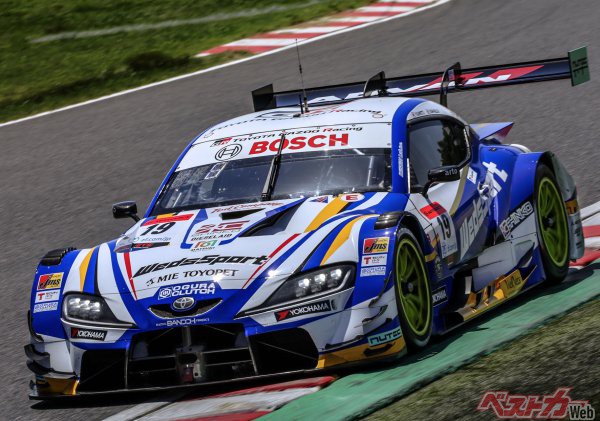 2度目のピットインから復帰した時は36号車の後ろだったが、オーバーテイクに成功し実質1位に浮上。見かけ上(コース上)の1位はピット1回の3号車だった