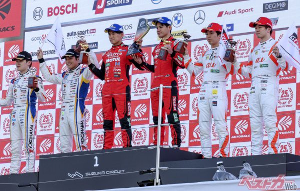 暫定結果としてだが500クラス表彰式も行われた。中央の3号車の二人には幻の表彰式になるか?!