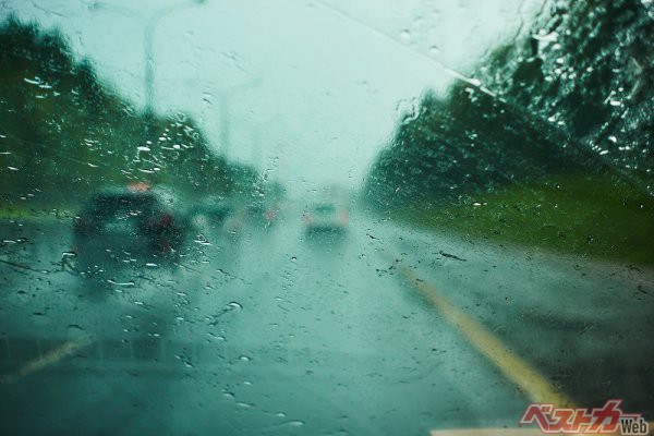 雨の日にも良好な視界を確保するためには、ワイパーゴムの定期交換とともに、フロントガラスの油膜とりもセットで行いたい（PHOTO：Adobe Stock_ Vitalii Makarov）