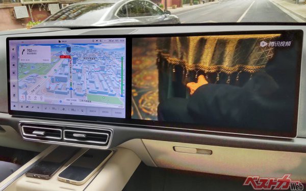 中国車の一部は助手席にも専用モニターを設置。サブスクの動画サービスを楽しみながら移動できるのだ