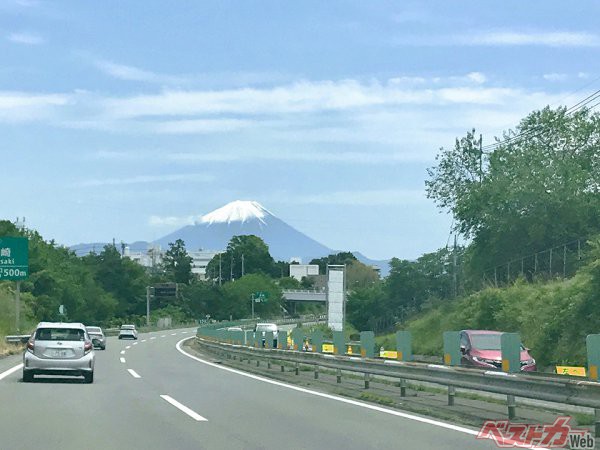 やはり山の絶景で一番に挙がるのは富士山。清水草一氏が推すのは間近の山容よりも遠くから近付き徐々に大きくなる姿だ
