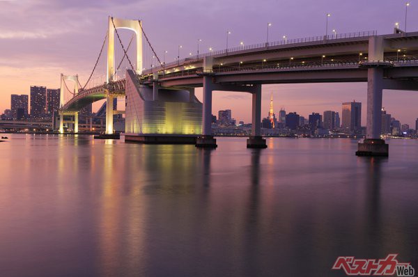 街の絶景は首都高11号台場線のレインボーブリッジ。夕方から夜にかけての都心の灯が絶景に花を添える（hallucion_7＠AdobeStock）