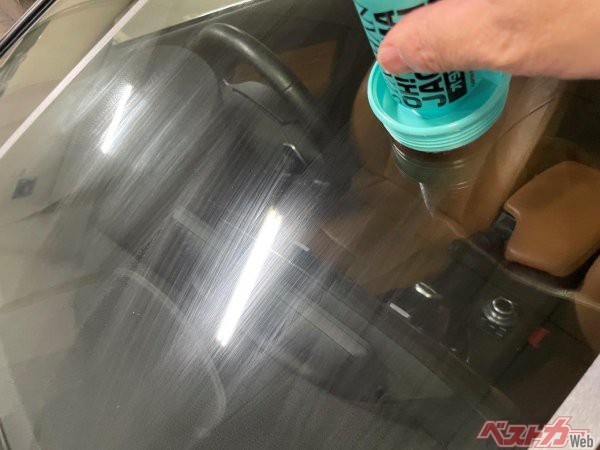 塗り込んで5分ほど乾燥させた後、水で濡らし固く絞ったマイクロベロアで拭き上げていく