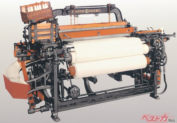 トヨタの始祖である豊田佐吉翁が興したのは豊田自動織機製作所（現・豊田自動織機）という「はた織り機」を製造する会社。豊田章男氏の言う「はた織り屋がスタート」たる所以だ