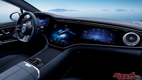 メルセデスEQSのMBUXハイパースクリーン。ドライバー側から12.3インチ、17.7インチ、12.2インチと、助手席側までつながるディスプレイが採用されており、コントロールが集約されている