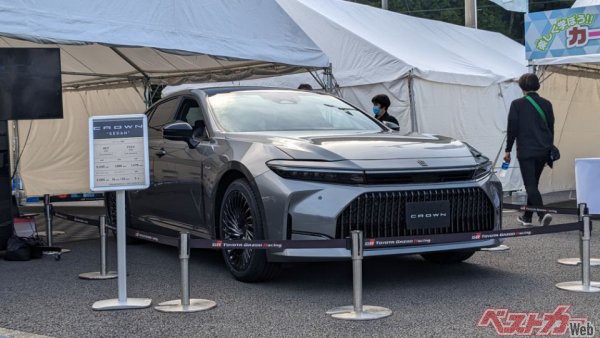 24時間耐久レースの開催場所である富士スピードウェイにて展示された新型クラウンセダン