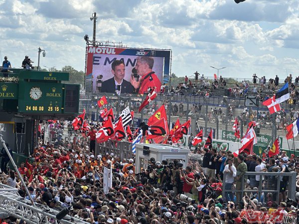 ゴール直後のル・マンのコースに観衆が詰めかけ、フェラーリを上回る数のGRの旗が振られていた。ちなみに今回は32万5000人もの大観衆が詰めかけた