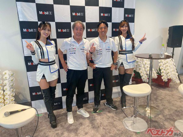 モービルレーシングサポーターズ2023の2人、引地裕美さん(写真左)、小湊美月さんが花を添えた