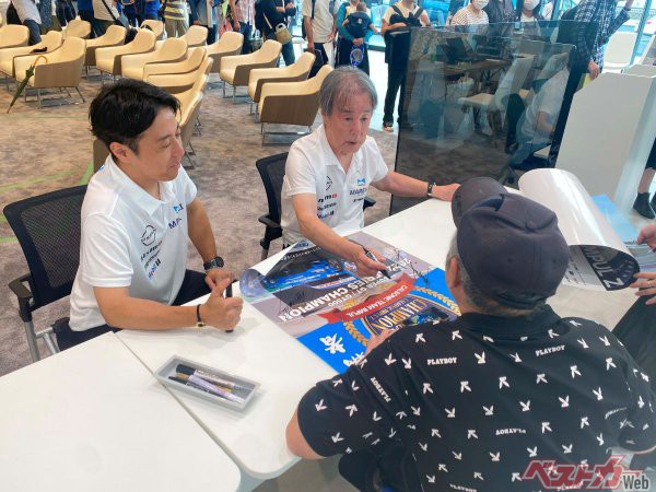 サイン会にはいつまでも長蛇の列が続いていた