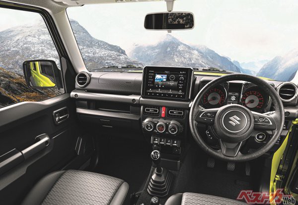 インドの5ドアジムニー。サイドミラーに補助鏡はないのがわかる