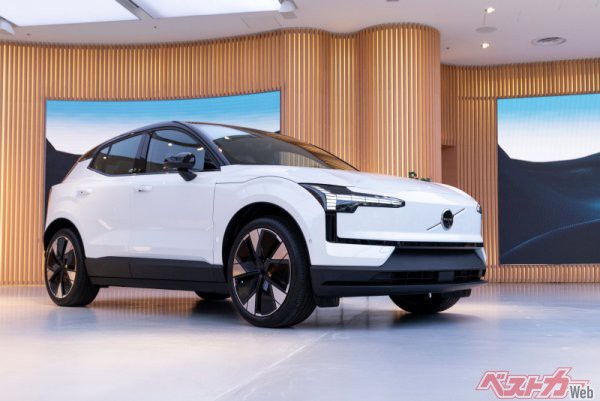 小型ながら4WDで428hpのパワーを発揮し、加速は、0-100km/hを3.6秒とボルボ史上最速だ