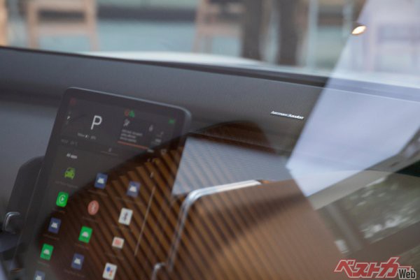 内装の撮影は叶わなかったものの、12.3インチのセンターディスプレイは外からも目を引く
