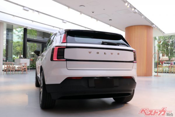 リアのパワフルながら洗練されたデザイン