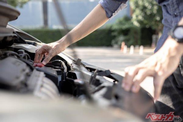 車に搭載されている12Vバッテリーは、化学反応によって電気を作り出す構造になっている。「希硫酸」という液体が少なくなると大変なことに(写真:thebigland45-stock.adobe.com)