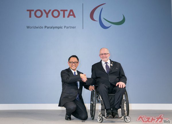 2015年11月、IPC ワールドワイド・パラリンピック・パートナー就任に関する発表会にて、トヨタ自動車豊田章男社長（当時）と国際パラリンピック委員会フィリップ・クレイヴァン会長。この時の「約束」が、着々と「かたち」になっている