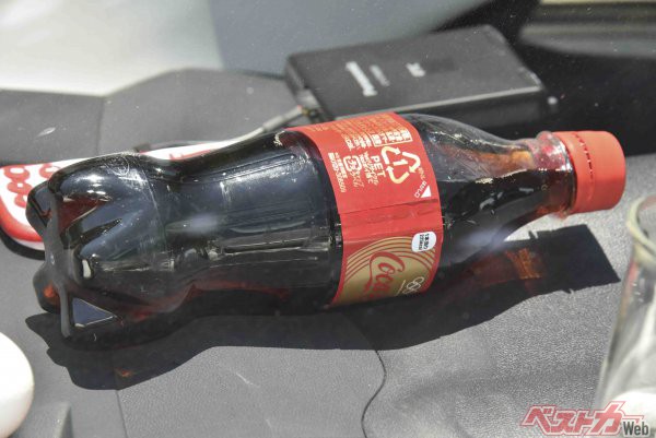 車内温度70度以上となるダッシュボードにペットボトルのコーラを置くと1時間でプクプクと泡立ち、その炭酸ガスでフタが押し上げられ破裂寸前に…