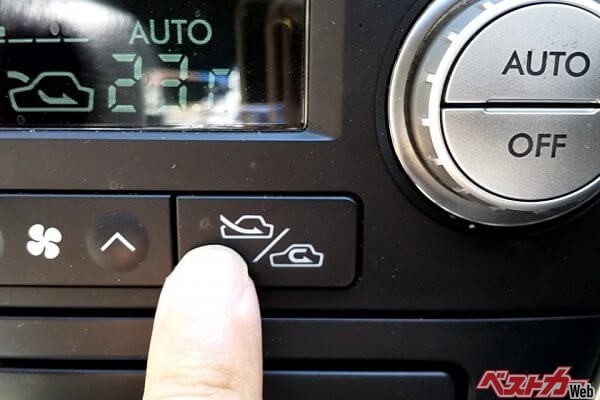 エアコンON ＋外気導入モード＋窓開け走行。車内の熱気が車外に出たら窓を閉めて内気循環モード→冷えたら外気導入モードへ戻すのがよい（写真：写真AC）