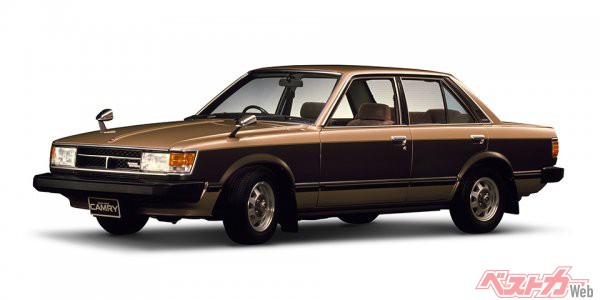 1980年登場の初代ではセダン版セリカという扱いで「セリカカムリ」という車名だった