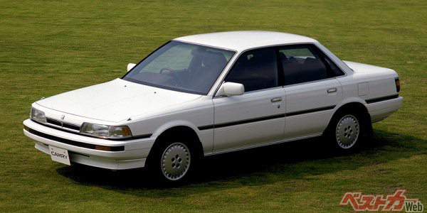 1986年登場の3代目トヨタ カムリ。豪華な装いで「FFのマークII」とも呼ばれた