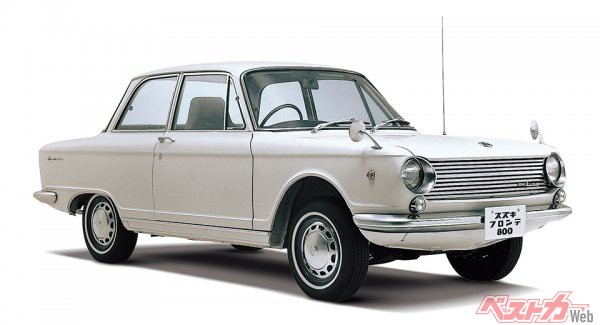 フロンテ800（1965年）　スズキ初の小型大衆車。空力性能を追求したスタイリッシュな2ドアセダンで、日本初の曲面ガラスを採用。800cc、3気筒2サイクルエンジンを搭載した前輪駆動車であった