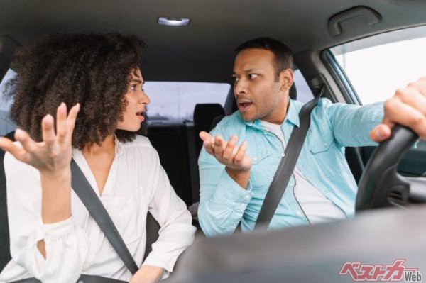 「いま行けたのにー」、「ブレーキが遅い」といった運転操作への口出しはいい気しない。イラっと感じてしまう言動のひとつだ(写真:Prostock-studio – stock.adobe.com)