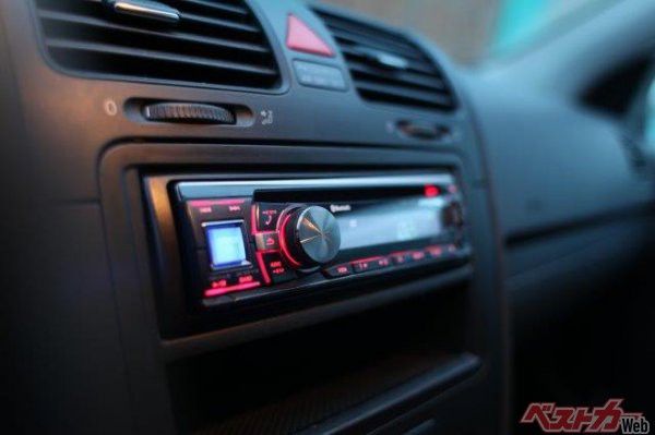ドライブ中の音楽は楽しいもの。でも、ドライバーは、周囲の音から情報を得るので音量はほどほどにしてほしいところだ（写真：Layer – stock.adobe.com)