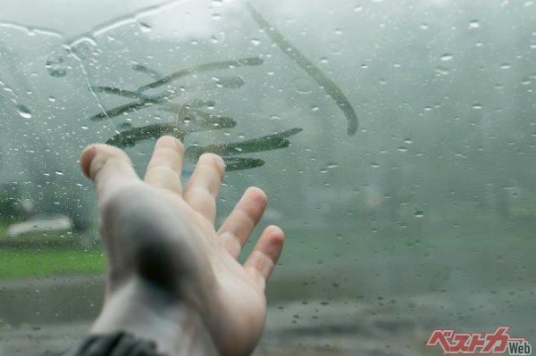 クルマの窓ガラスになるべく触らないで…。手の痕が残ることも（写真：Евгений Медведев – stock.adobe.com)