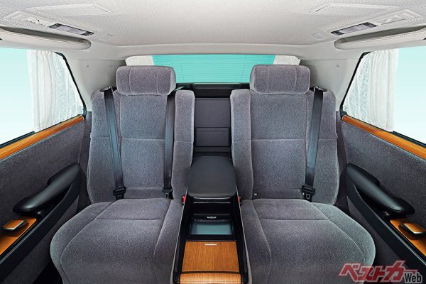 現行型トヨタ センチュリーのファブリックシート。見た目の高級感と柔らかな触り心地が特徴。現行型センチュリーではレザーシートも選択できる