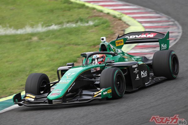 日本最速のドライバーが駆け抜ける!!