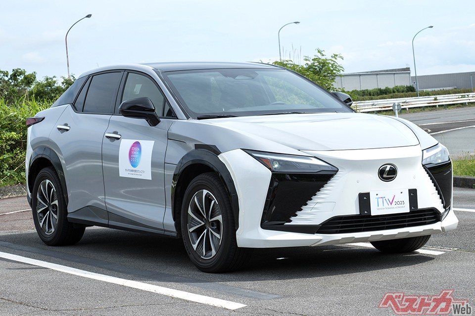 1台のクルマでさまざまな乗り味やエンジン音を楽しめるシステムを組み込んだ実験車も用意されていた