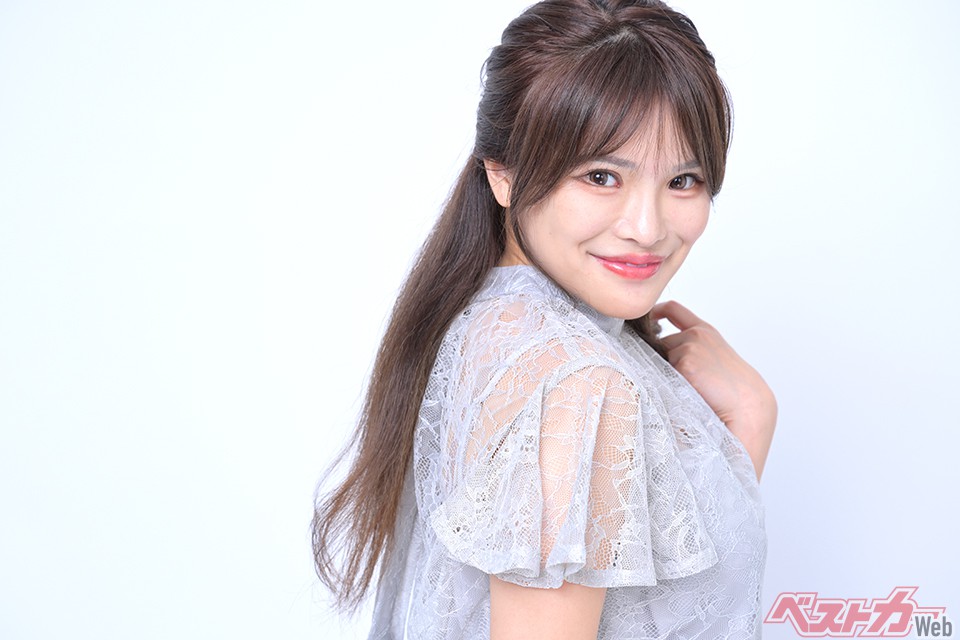 「自分のクルマで遠くに行ったり、カーミーティングなどに行くのも好きで、サーキットを走ったりもしていた(!)」というあいりちゃん。クルマの話で盛り上がれそう!?