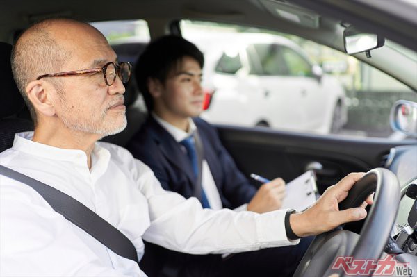 転技能検査（実車試験）は75歳以上で一定の違反歴がある人が対象。この検査と認知機能検査にパスすれば、免許を更新するための高齢者講習を受けることができる