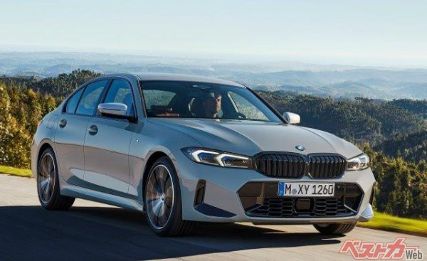 2022年に行われたマイナーチェンジのときに、シフトレバーが廃止され、iDriveコントローラーが装備された。ハンズオフもできるという、最先端なモデルだ