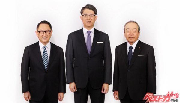 左から会長に就任した豊田章男氏、真ん中が新社長の佐藤恒治氏、右が退任した内山田竹志氏