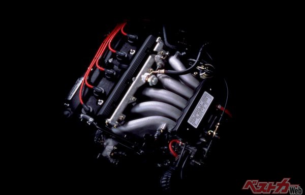 新開発された2LSOHCエンジンのG20A。SOHCながら他社の同排気量DOHCをも上回るパワーの165psを発揮した
