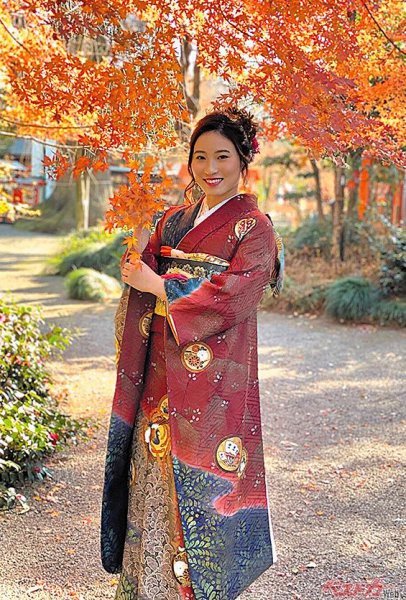 一転、着物姿の澁澤さんの写真を公開です～。もみじの紅葉と一緒にパチリと一枚。季節を先取りした秋の装い、いいですね～