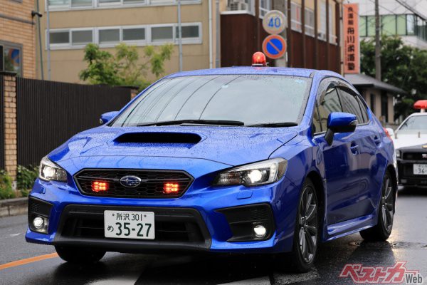 イベント終了後帰路に着くWRX S4覆面パト。赤色灯を点灯して走り去っていった