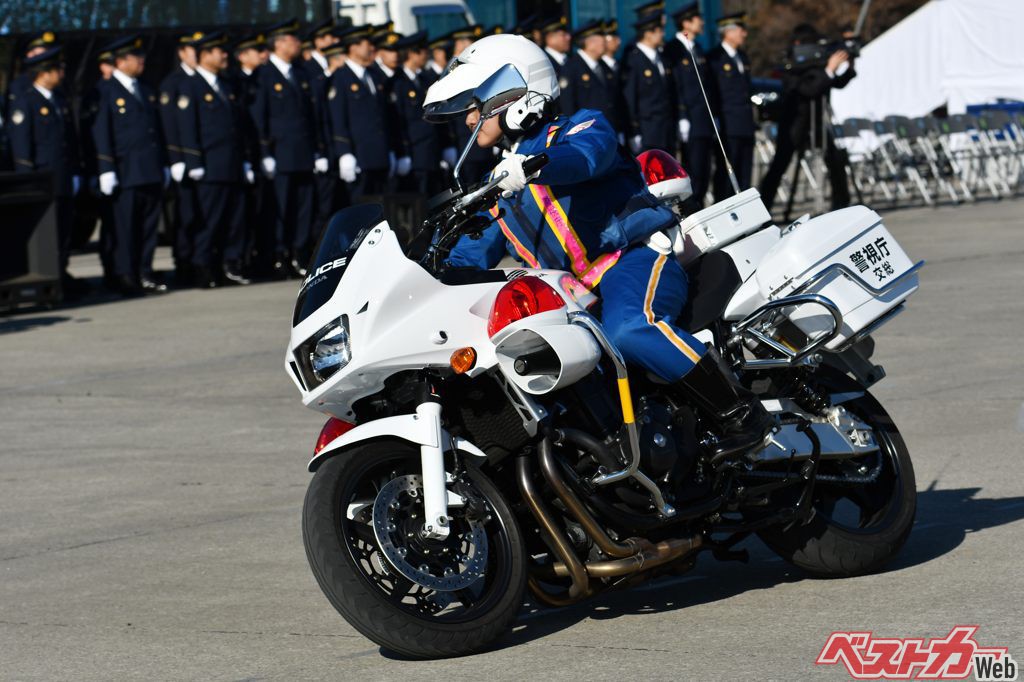 やはり白バイはかっこいい。今では女性の白バイ隊員も現場で活躍している