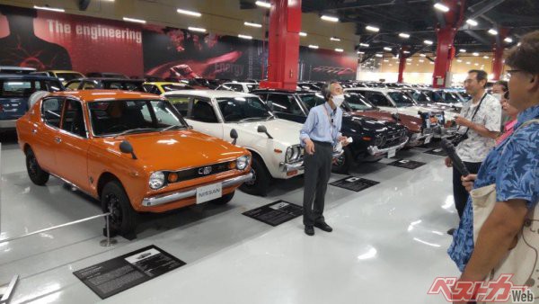 鈴木直也氏（右から2人目）は写真のチェリーX-1セダンを所有していたこともあり、荒川さんにレクチャーをお願いしていた