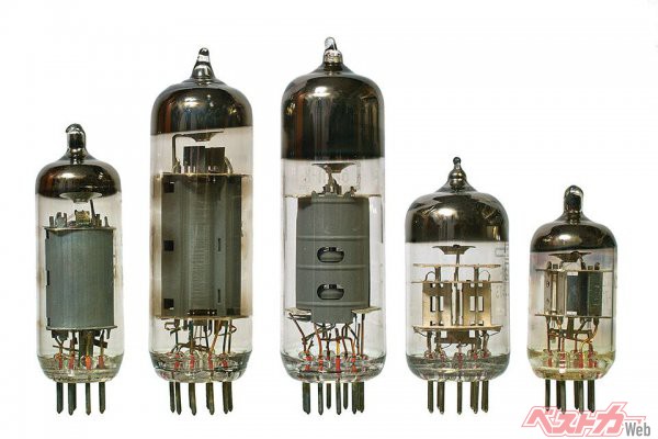 「真空管」とは内部を真空とし、電極を封入した中空の管（管球）のこと。1904年にフレミングが発明した。テレビ、ラジオなどに搭載されていた