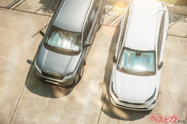 猛暑の外にクルマを停めると、30分で車内は50℃を超える。また、ダッシュボードは約70℃まで温度が上がる。強い日差しにより、地面もとても暑くなっている(写真:aapsky-stock.adobe.com)